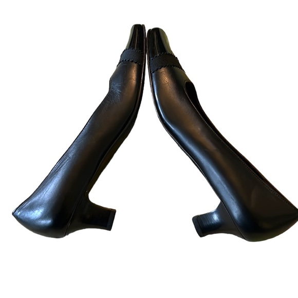 Salvatore Ferragamo Vintage Black & Patent Ribbon Cap Toe Kitten Heels - 6.5 - Picture 10 of 16
